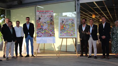 Autoridades após descoberta do cartaz de Ricardo Ferreira.