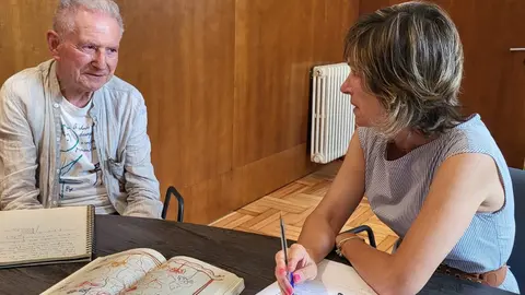 O poeta Alfonso Pexegueiro coa alcaldesa Mari Nava Castro.