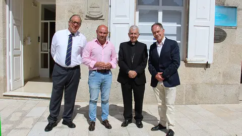 Odilo Méndez, Pablo Castillo, Luis Quinteiro y Maximino Fernández, la Casa del Concello de Covelo.