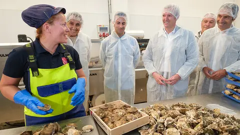 O presidente da Xunta visitou as instalacións de Mariscos Daporta en Cambados.