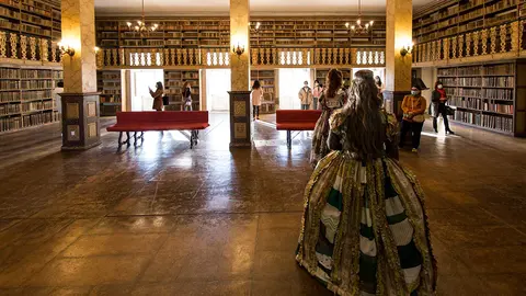 Na quarta-feira (11h00) e sexta-feira (15h00) há uma visita encenada, com elementos vestidos à época barroca a conversarem e a percorrerem com o público as estantes, salas, coleções particulares, serviços e curiosidades desta histórica biblioteca.