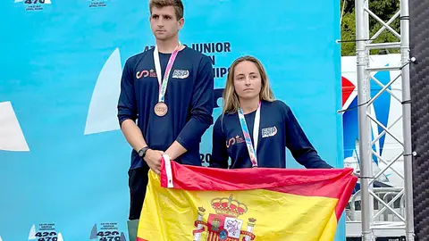 Jaime Wizner y Neus Ballester con la medalla de bronce de la general Absoluta. © HUGO FERNÁNDEZ.