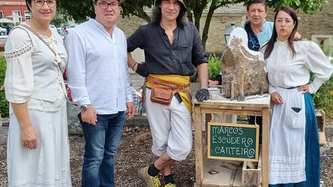 A xerente da Fundación Artesanía de Galicia, Elena Fabeiro, visitou a localidade de Rubián, onde durante toda a xornada se celebran catro obradoiros abertos ao público de iniciación á encadernación, ao gravado, á cerámica de torno e á pintura sobre madeira.