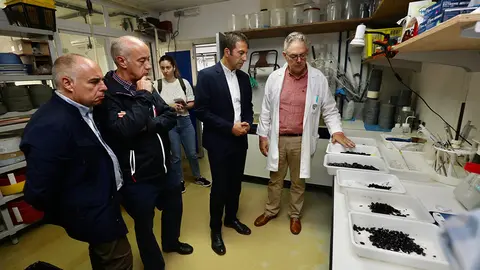El conselleiro do Mar visitó las instalaciones del Centro de Investigacións Mariñas (CIMA) de Vilanova de Arousa.