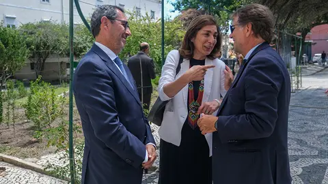 Ministra Adjunta dos Assuntos Parlamentares, Ana Catarina Mendes, com Paulo Vizeu Pinheiro, secretário-geral do Sistema de Segurança Interna (SSI), à sua direita e Luís Neves, diretor-geral da Polícia Judiciária (PJ), à sua esquerda.