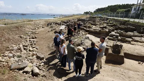 El conselleiro de Cultura y la vicerrectora de Extensión Universitaria de la Universidad de Vigo visitan esta zona arqueológica de O Grove localizada en el borde de la playa de O Carreiro.
