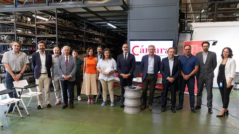 O director xeral de Comercio e Consumo, Manuel Heredia, participa en la apertura de la sesión plenaria de la Cámara de Comercio de Santiago de Compostela.