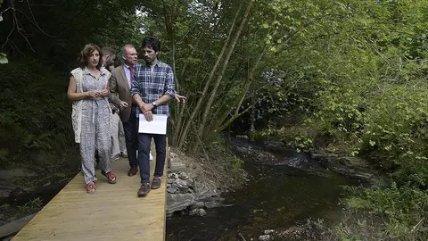 La vicepresidenta segunda y conselleira de Medio Ambiente, Territorio e Vivenda visitó las actuaciones realizadas en el entorno del río Xarío, en Miño.
