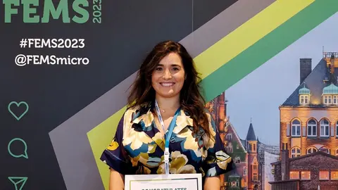 Rosana Alves, jovem investigadora da UMinho laureada pelo seu percurso pela Federação Europeia de Microbiologia.