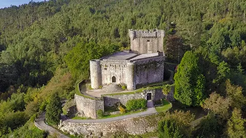 Castelo de Sobroso. Os estragos provocados na zona obriga ás persoas visitantes a tomar un importante desvío para acceder ao recinto.