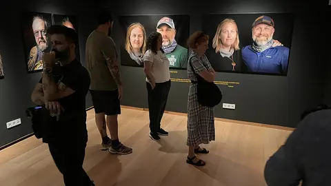 O fotógrafo Javier Iglesias Ramos captura a través de 41 retratos como cambian os camiñantes desde Roncesvalles ata a súa chegada a Santiago de Compostela.