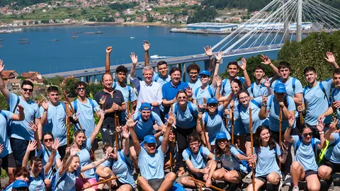 El presidente de la Xunta, Alfonso Rueda, interpreta un escenario del programa Conecta co Camiño entre Rabexa Avispeira y Camiño da Traída, en Chapela.