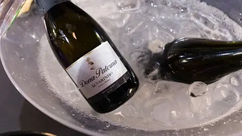 De cor amarelo citrino, bolha fina e persistente, o aroma mostra a fruta da casta Alvarinho com sabor persistente e complexo.