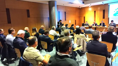 Reunión Empresarios Polígonos. •	Coa inclusión do Porriño na rede de Concellos Emprendedores ofreceranse incentivos fiscais, simplificación administrativa e facilidades de acceso a solo industrial para favorecer o asentamento de novos proxectos empresariais no termo municipal.