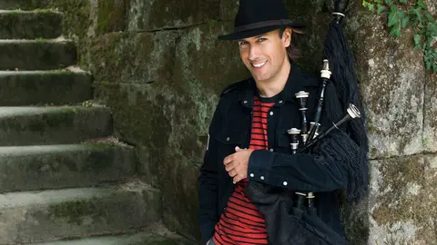 Carlos Nuñez de xira baixo o título 'Lugares Máxicos' actuará na praza do Castelo.