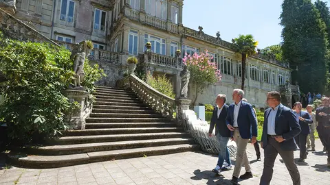 El titular de la Xunta de Galicia, Alfonso Rueda, acompañado del conselleiro del Medio Rural, José González, visita el Pazo de Lourizán.
