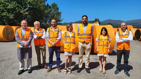 Nava Castro Acompañada da Concelleira de Urbanismo, Silvia Fernández Táboas, e o Tenente de Alcalde, Jesús Cao, visitaron os interiores da fábrica da man do seu director de I+D+i, Diego Rodríguez, e do director de Márketing, Juan Rey.
