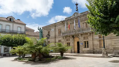 A tudense praza da Inmaculada onde se levanta a estatua de Frei Rosendo Salvado.