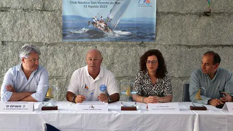 Los presentadores del evento, de izquierda a derecha, alcalde de O Grove, José Antonio Cacabelos Rico;  presidente del club organizador, Javier Domínguez Rama;  por la familia Montenegro,  Marian López; y Jefe del Servicio Provincial de Deportes de Pontevedra, Daniel Benavides Alonso.