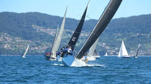 En primer término el "Mirfak", ganador absoluto de la etapa Luz Solidaria adjudicándose el Trofeo Jaime Janer, comanda el pelotón en persecución del "Magical".