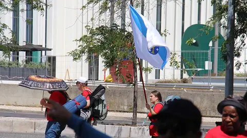 Al terminar un grupo llevaba la bandera de Galicia.