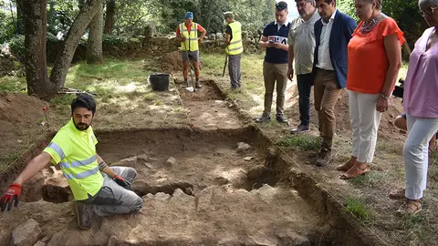 El delegado territorial de la Xunta visitó esta mañana los sondeos que se están desarrollando en el cenobio, financiados por la Consellería de Cultura, Educación, FP y Universidades.