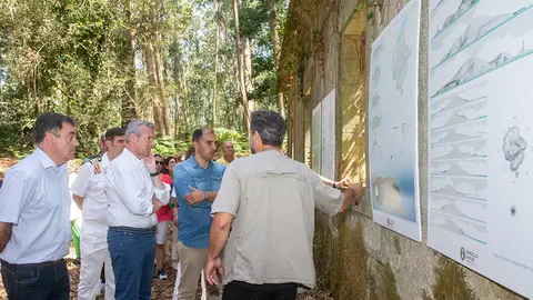 El titular del ejecutivo gallego, acompañado del conselleiro de Cultura, Educación, Formación Profesional e Universidades, Román Rodríguez, se acercó hoy hasta este enclave de la ría de Pontevedra, perteneciente al ayuntamiento de Poio.