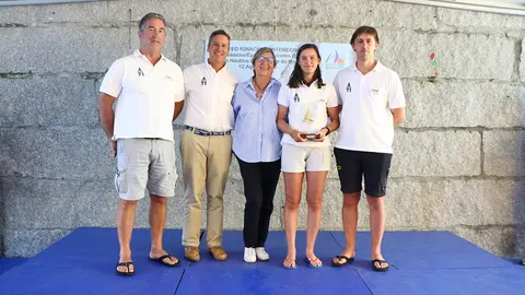 Tripulación del "Pingüino Uno" vencedor en Clásicos, con la ex-conselleira de pesca de la Xunta y ahora Diputada en las Cortes,  Rosa Quintana, que les hizo entrega del trofeo.
