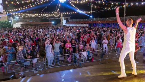 O público da localidade pero tamén doutros puntos de Galicia e da Península, bailou ao ritmo de Edi FM e Xavi Petardpop.