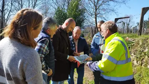 O alcalde, Alejandro Lorenzo, escoita aos veciños.