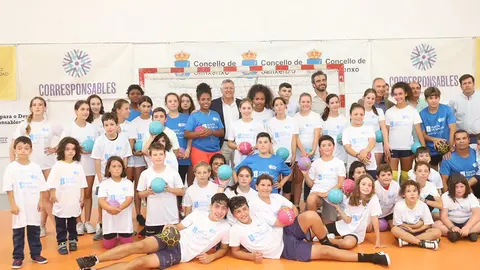 El vicepresidente primero de la Xunta visitó a la chavalada que hoy compite en balonmano en Sanxenxo.