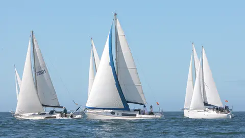 El suroeste lanza a la flota camino de La Mar de Finisterre y embolsa las velas para trazar 40 millas de recorrido total.