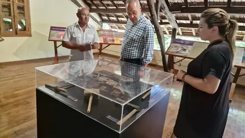 O representante autonómico, acompañado polo alcalde de Covelo, Juan Pablo Castillo, puido observar o traballo realizado e entrar neste serradoiro centenario.