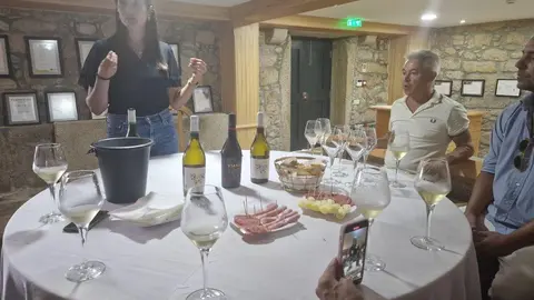 O grupo foi recebido pela enóloga da empresa, a jovem Rita Araújo.