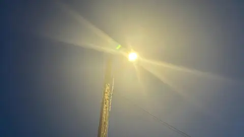 As novas de tecnoloxía led disporán de redución de nivel de iluminación mediante equipo 
multinivel para axustala según os diferentes horarios nocturnos e os diferentes tipos de vías, implantando tamén a telexestión.