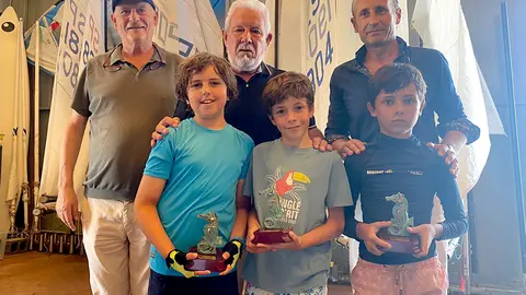A la entrega de premios asistió Luís Vázquez, Delegado de Gadis en Riveira, acompañado por el presidente del Náutico de Riveira, José Luís Torres Colomer, y su Tesorero, Justo Arevalillo.