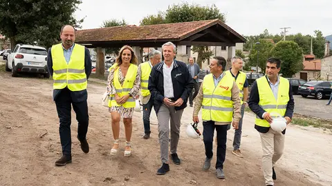 El presidente de la Xunta visitó los trabajos de construcción del nuevo albergue de Piñor.