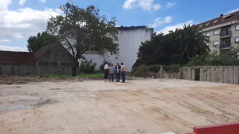 Atópase en paralelo á vía do tren, próximas ao paso a nivel, con acceso dende as rúas Avelino Villasuso e Foz.