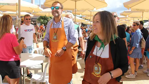 A alcaldesa, Marta Valcárcel, cruza o recinto cara ó palco co pregoeiro, Roberto Vidal.