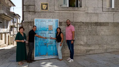 Photocoll 'Porta da memoria' na Praza do Concello.