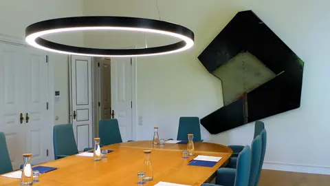 A exposição Arte em São Bento junta 48 obras de 15 artistas portugueses contemporâneos.