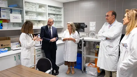 O director xeral de Asistencia Sanitaria do Sergas, Jorge Aboal, visita o servizo de Farmacia do Complexo Hospitalario Universitario de Santiago, acompañado de la gerente del área sanitaria, Eloína Núñez.