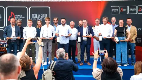 Premiados-y-autoridades-en-la-gala-de-los-Premios-Nacionales-de-Vela-Foto-Lalo-R-Villar-768x474