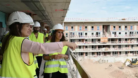 Ministra da Habitação visita obras em curso em várias localidades.