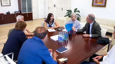 La conselleira de Economía, Industria e Innovación, María Jesús Lorenzana, se reunió con la directiva de la Confederación de Industrias Textiles de Galicia para abordar la situación del sector y sus retos más inmediatos.
