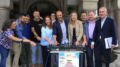 El alcalde do Porriño, autoridades doutras institucións e organizadores.
