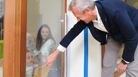 El presidente de la Xunta, Alfonso Rueda, acompañado de la consejera de Política Social y Juventud, Fabiola García, asiste a la inauguración del curso escolar infantil en la Ciudad de la Justicia (Vigo).