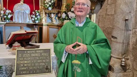 Jesús Barros, con la placa que le regalaron sus feligreses de Bembrive 