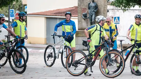El presidente del Gobierno gallego realizó un tramo de la ruta entre Santiago y Fisterra.