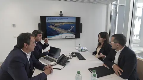 A conselleira de Economía, Industria e Innovación, María Jesús Lorenzana, mantén unha xuntanza coa Autoridade Portuaria da Coruña.